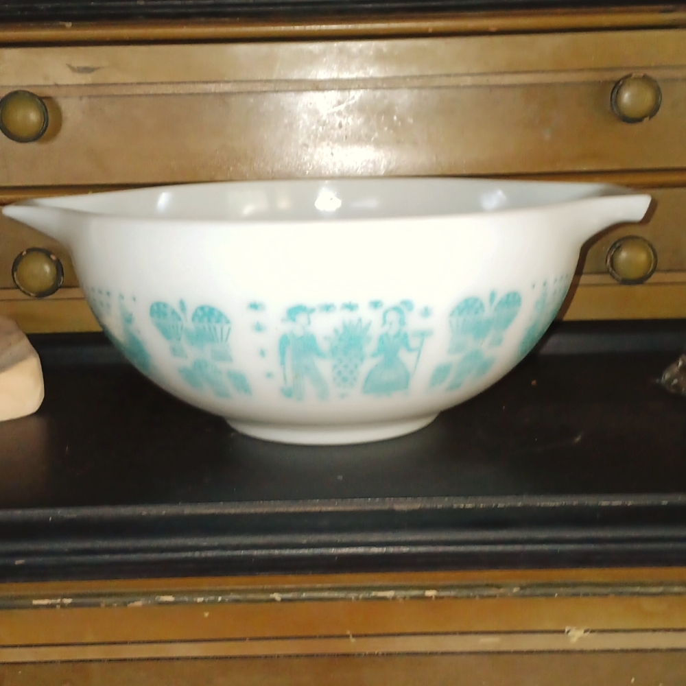 Vintage Pyrex Butternut Amish print bowl 2.5 quart